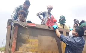 ഭക്ഷണമോ വെള്ളമോ ഇല്ല; തെലങ്കാനയിൽ നിന്നും ഛത്തീസ്​ഗഡിലേക്ക്​ തൊഴിലാളികളുടെ ട്രക്ക്​ യാത്ര